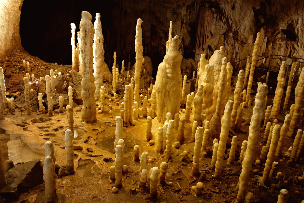 В горах на востоке Италии есть волшебная пещера, которая называется Зал свечей или гроты Фрасасси (Grotte di Frasassi).-2