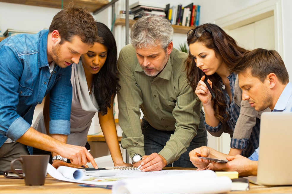 Человек на работе. Люди в офисе. Молодой специалист. Офисный работник. Злой начальник.