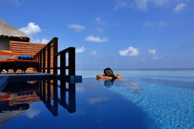 На райских Мальдивах пейзажи всегда потрясающе прекрасны. Но какие красивые фото получаются у кромки бассейна - с перспективой на бескрайний бирюзовый Индийский океан и пляжи с белым песочком!
