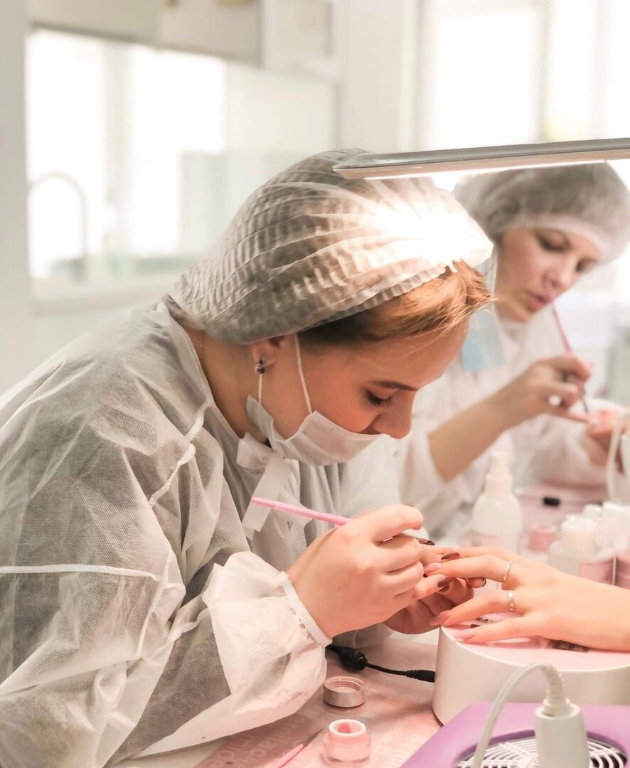 Маникюр как услуга в современном ее понимании появилась ещё в середине ХХ веке 