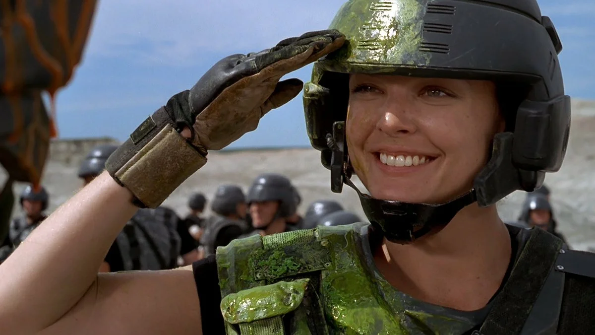 Маша из десанта передала привет. Диззи Флорес Звёздный десант. Starship Troopers 1997. Dina Meyer Starship Troopers, 1997. Фильм Звёздный десант 1.