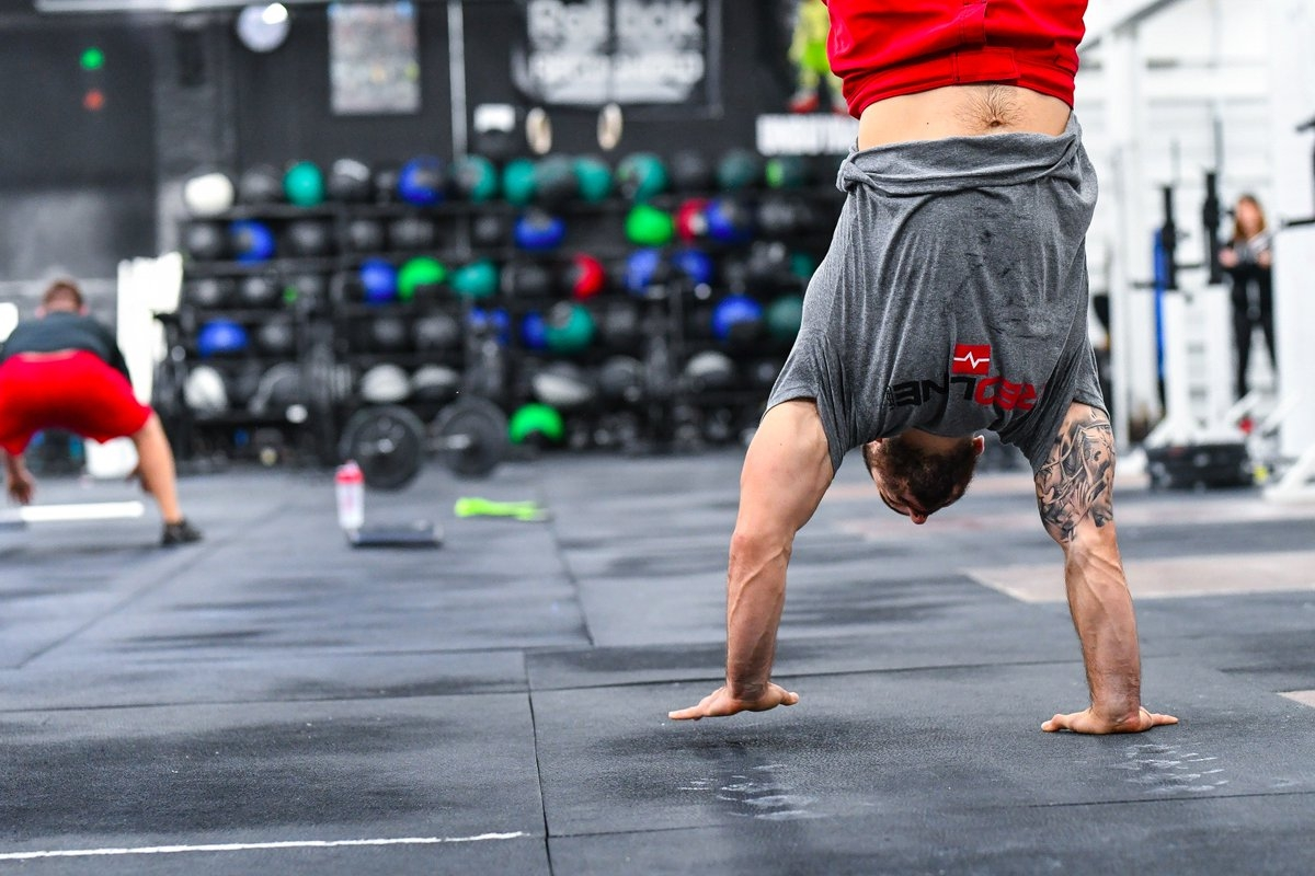 Как научиться стоять на руках?