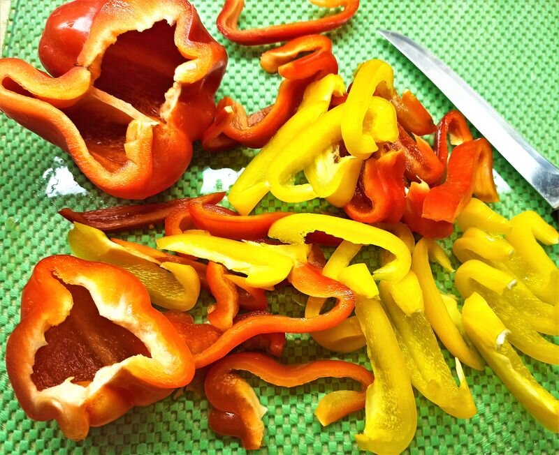  Перец нарезаю полосками.