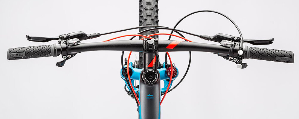 Современный велосипед после приобретения требует настройки. Обычно, прежде всего, обращают внимание на седло и устанавливают нужную его необходимую высоту. Считается, что руль изначально установлен так как нужно, уже при заводской сборке. Но это не совсем так и необходимо уметь отрегулировать его под себя. Однако любители велопокатушек зачастую не знают как отрегулировать руль на велосипеде и обращаются за помощью в веломастерские, хотя вполне могут проделать это и сами.