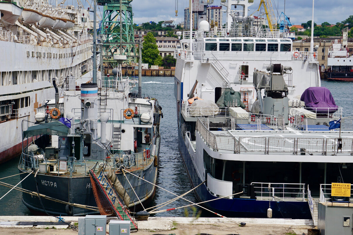ММТ "Истра" и ММТ "Вице-адмирал Паромов" у Минной стенки.