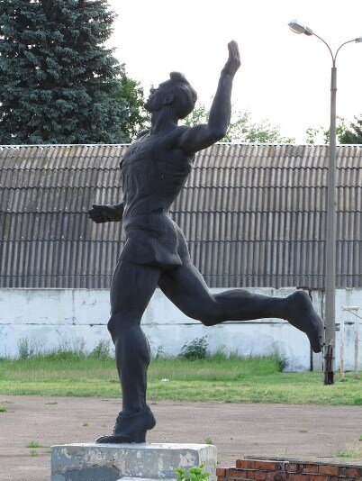 Фото: wikipedia.org памятник советскому легкоатлету - Владимиру Петровичу Куцу в Тростянце (Сумская область, Украина)