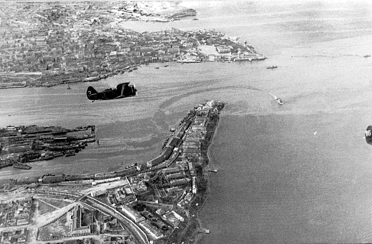 Истребитель И-153 "Чайка" прикрывает Севастополь с воздуха. Осень 1941 года. Фото из свободных источников.