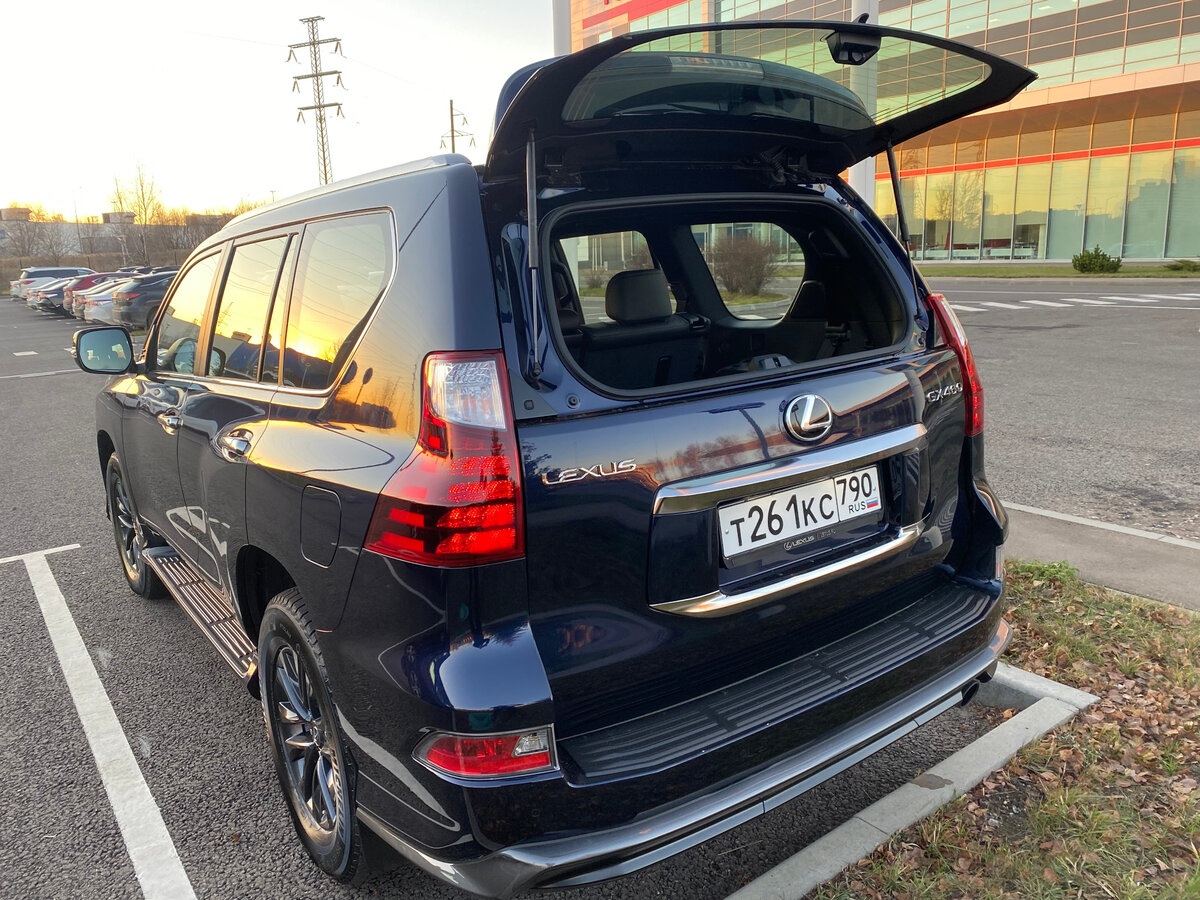 Корма машины не изменилась. Никогда не пользовалась открывающимся стеклом задней двери. Кто-то использует эту опцию?