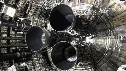 Крупный план трех двигателей SpaceX Raptor, собранных вместе для прототипа StarshipS N8 . (Изображение предоставлено: SpaceX)