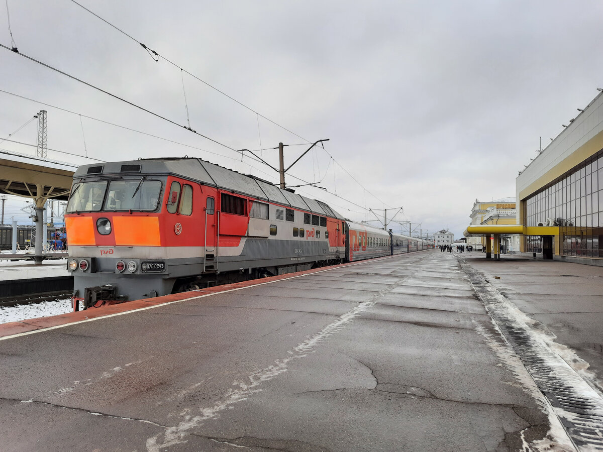 Туристический поезд «Серебряный маршрут» на вокзале Ярославля с тепловозом ТЭП70