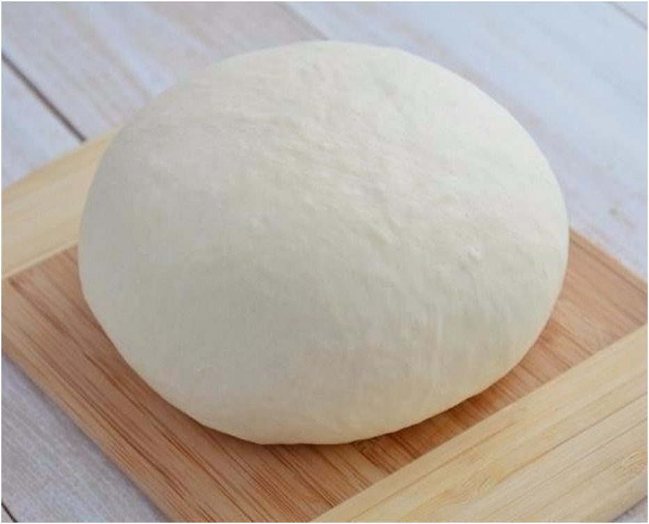   1. Смешать сметану, кефир, 0,5 ч. л. соли, добавить муку с разрыхлителем, замесить тесто, муку добавляйте не всю сразу, возможно её понадобиться больше или меньше. Тесто получается мягкое, очень приятное на ощупь, долго вымешивать его не нужно, только чтобы оно стало эластичным., завернуть тесто в пленку и оставить его "отдохнуть" минут на 30, а в это время приготовить начинку.