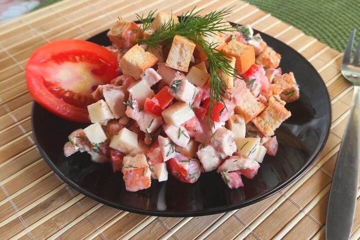 Салат с помидорами, курицей и сухариками - Лайфхакер