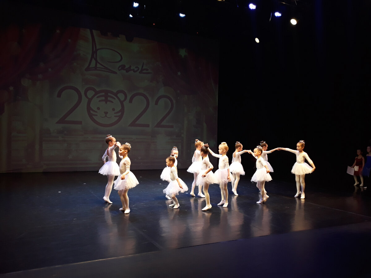 "Танец снежинок", фрагмент выступления на сцене театра "Плоды Просвещения". Балетная школа Kasok (Санкт-Петербург).