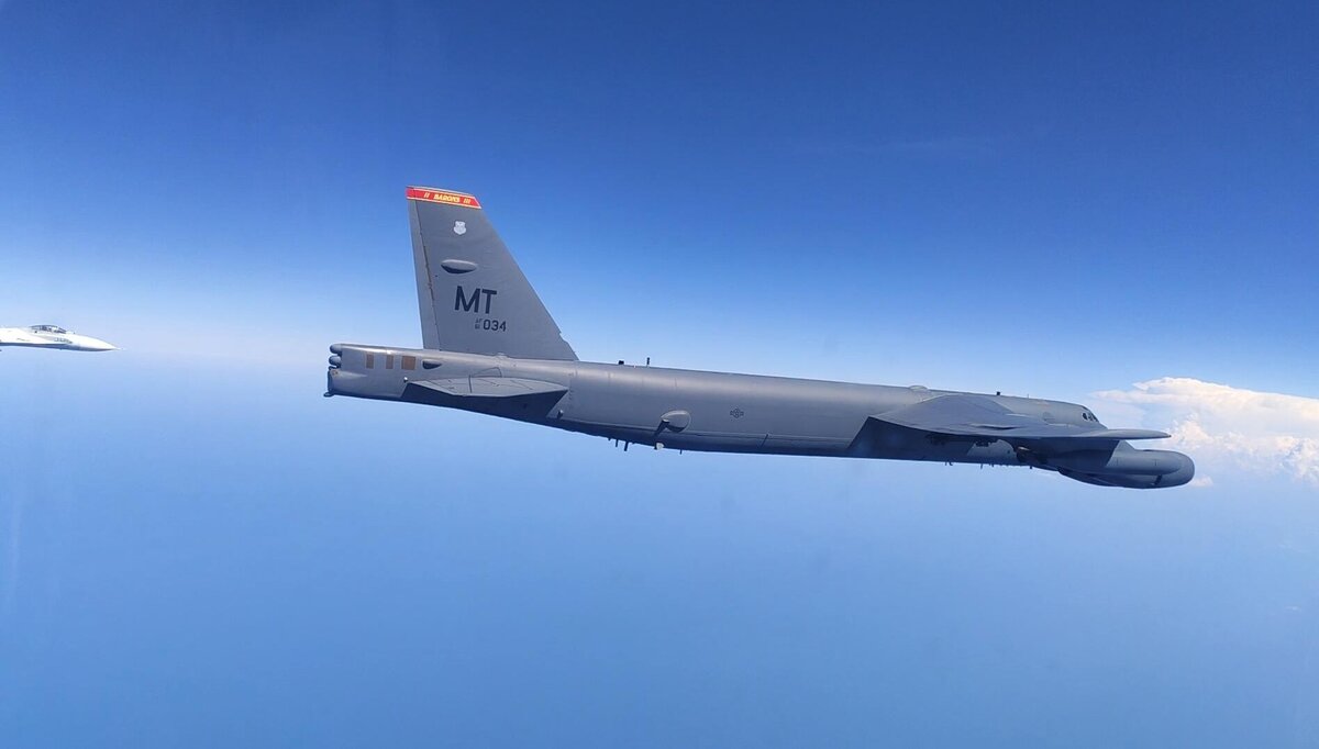 Российские истребители СУ-27 перехватывают американский бомбардировщик / © РИА Новости / Министерство обороны РФ 