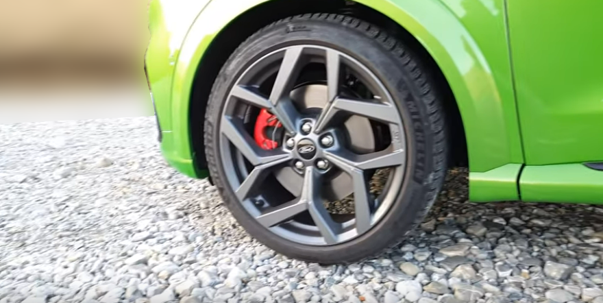 Переднее левое колесо. Видно дизайн диска и тормозной суппорт.