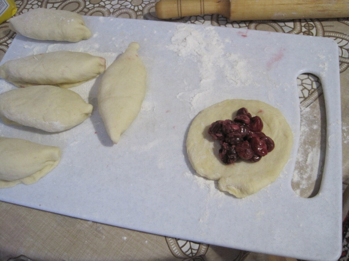 Дрожжевые пирожки с вишнями – пошаговый с фото рецепт теста с добавлением цельнозерновой муки