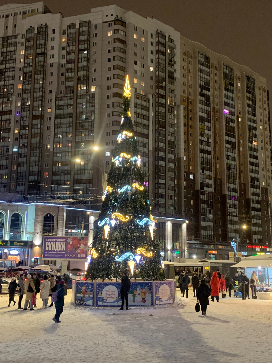 Почти у каждой станции метро установлена ёлочка. 