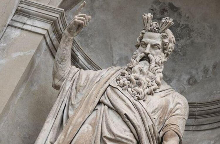 Статуя бога Сатурна