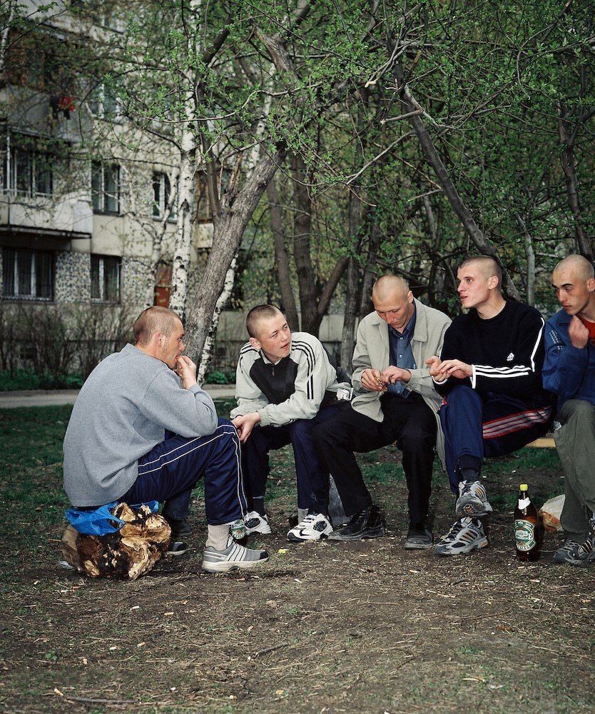 Дворовые люди. Гопота во дворе. Пацаны во дворе. Гопники на лавочке. Дворовые гопники.