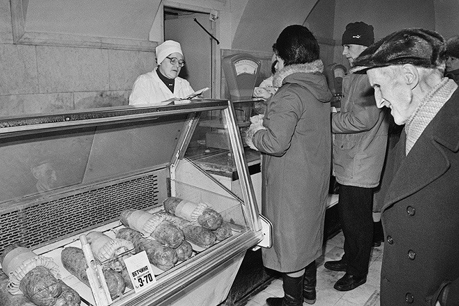 Колбасный отдел в советском магазине. Фото: medvejiyugol.ru