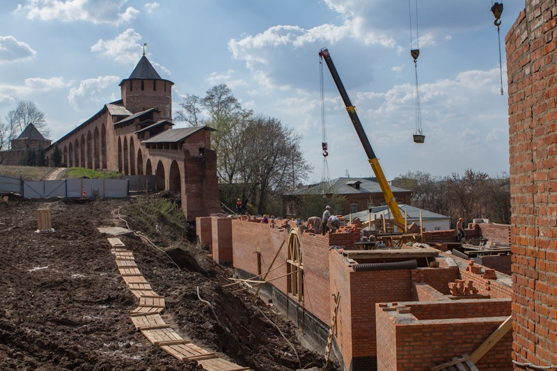 28 апреля 2012 г. Снова к Зачатской башне. Кадры не мои: http://www.skyscrapercity.com/showthread.php?t=1366667&page=20. Добрались до арок проезда. Справа, за берёзой, виден вход в башню.-5