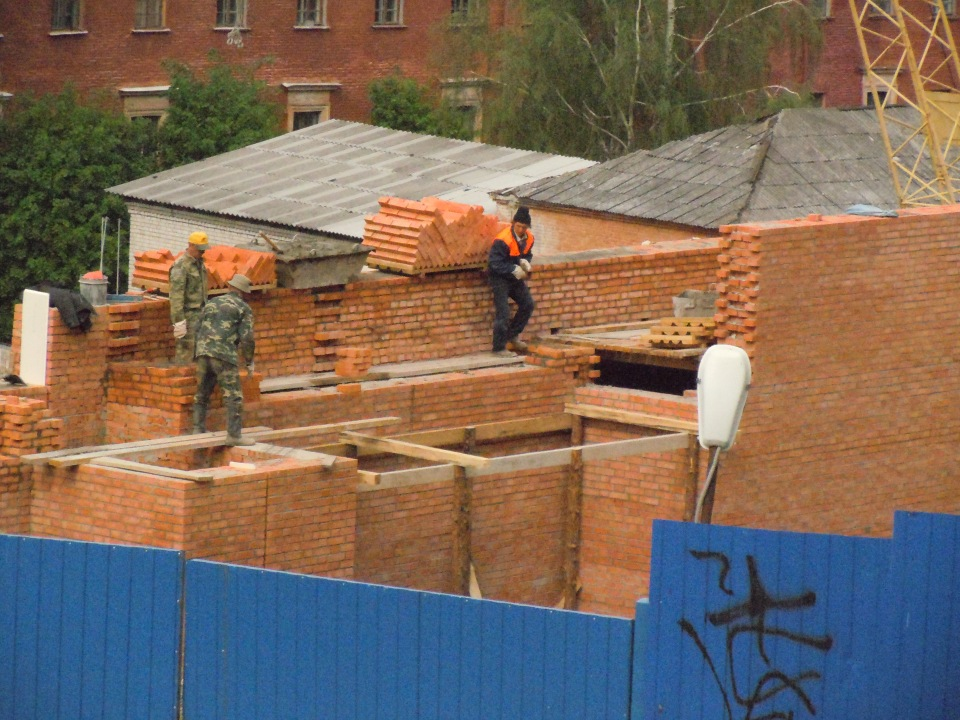 28 апреля 2012 г. Снова к Зачатской башне. Кадры не мои: http://www.skyscrapercity.com/showthread.php?t=1366667&page=20. Добрались до арок проезда. Справа, за берёзой, виден вход в башню.-15