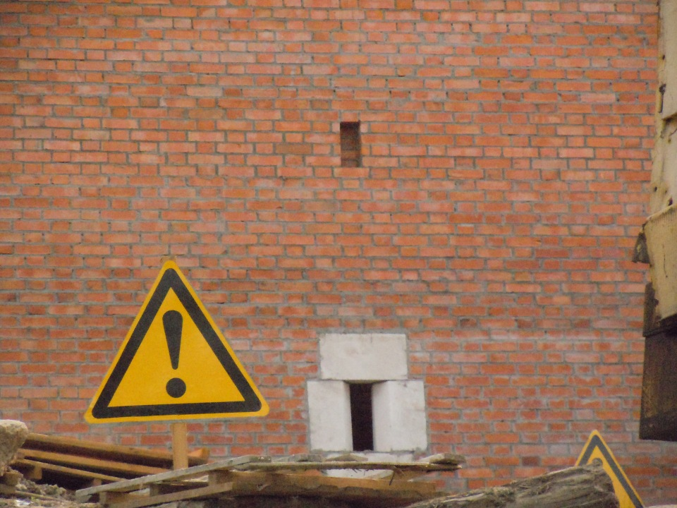 28 апреля 2012 г. Снова к Зачатской башне. Кадры не мои: http://www.skyscrapercity.com/showthread.php?t=1366667&page=20. Добрались до арок проезда. Справа, за берёзой, виден вход в башню.-16