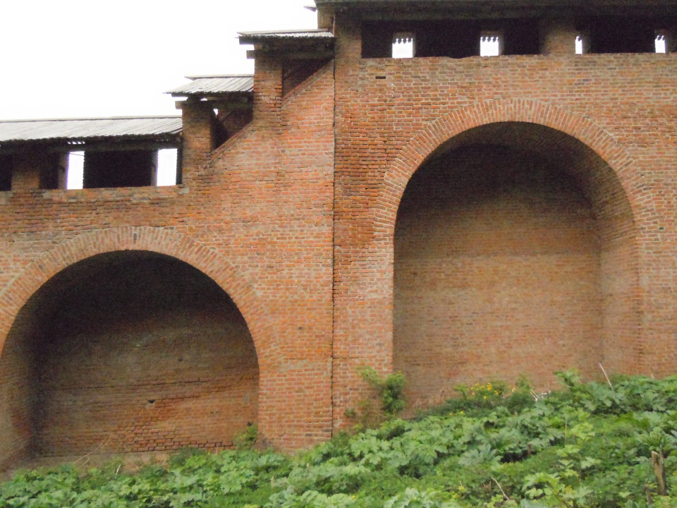 28 апреля 2012 г. Снова к Зачатской башне. Кадры не мои: http://www.skyscrapercity.com/showthread.php?t=1366667&page=20. Добрались до арок проезда. Справа, за берёзой, виден вход в башню.-17