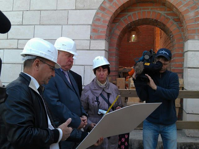 28 апреля 2012 г. Снова к Зачатской башне. Кадры не мои: http://www.skyscrapercity.com/showthread.php?t=1366667&page=20. Добрались до арок проезда. Справа, за берёзой, виден вход в башню.-25