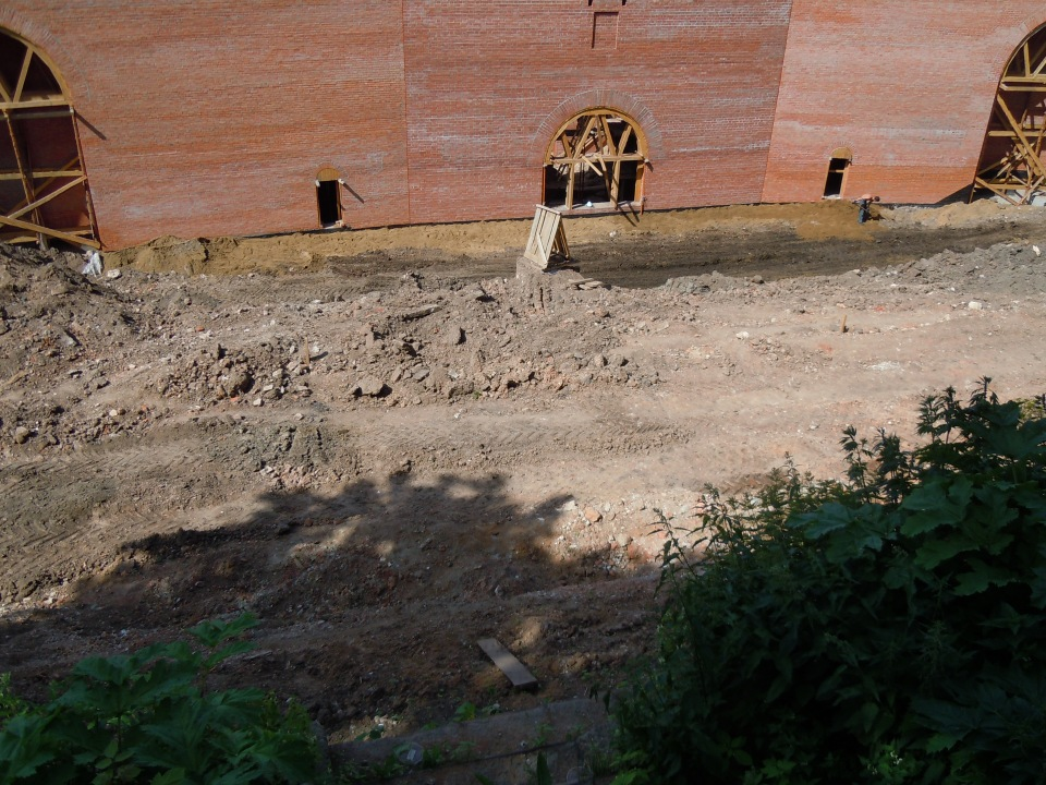 28 апреля 2012 г. Снова к Зачатской башне. Кадры не мои: http://www.skyscrapercity.com/showthread.php?t=1366667&page=20. Добрались до арок проезда. Справа, за берёзой, виден вход в башню.-31