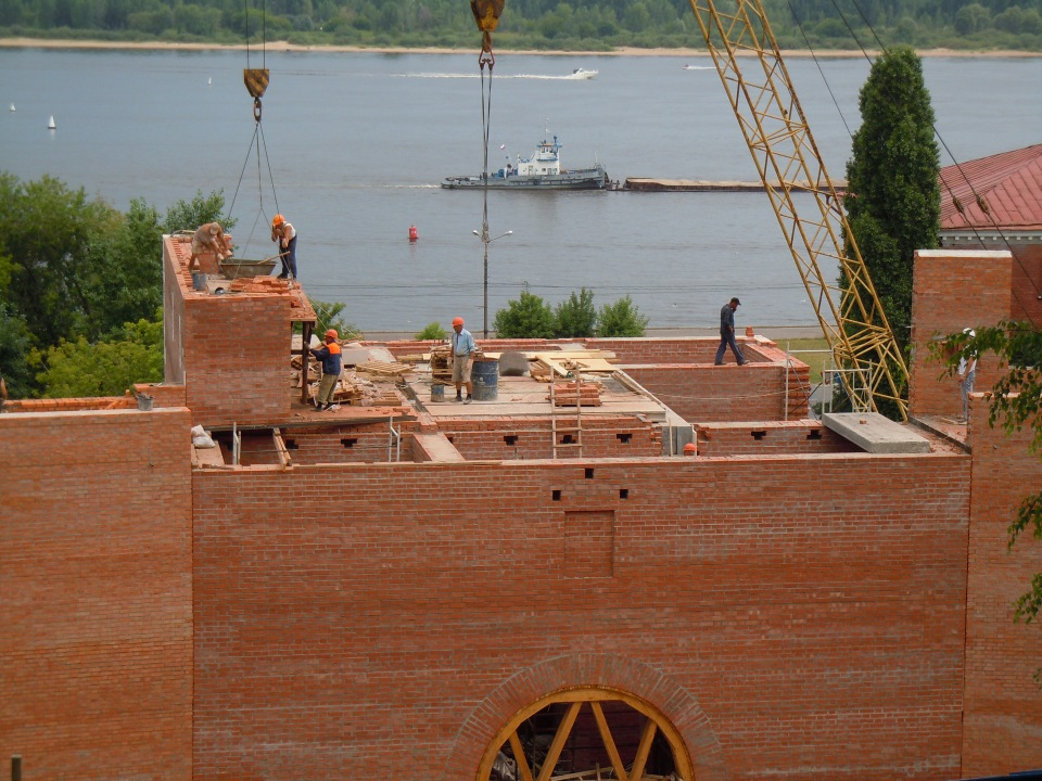 28 апреля 2012 г. Снова к Зачатской башне. Кадры не мои: http://www.skyscrapercity.com/showthread.php?t=1366667&page=20. Добрались до арок проезда. Справа, за берёзой, виден вход в башню.-34