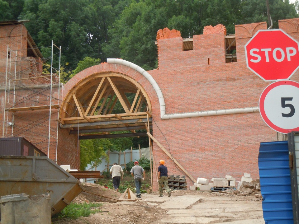 28 апреля 2012 г. Снова к Зачатской башне. Кадры не мои: http://www.skyscrapercity.com/showthread.php?t=1366667&page=20. Добрались до арок проезда. Справа, за берёзой, виден вход в башню.-40