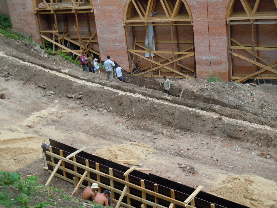 28 апреля 2012 г. Снова к Зачатской башне. Кадры не мои: http://www.skyscrapercity.com/showthread.php?t=1366667&page=20. Добрались до арок проезда. Справа, за берёзой, виден вход в башню.-42