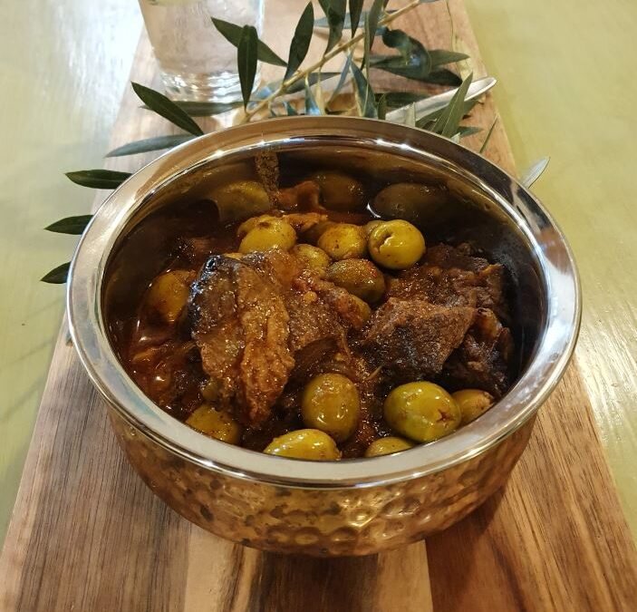 Говядина тушенная с оливками.