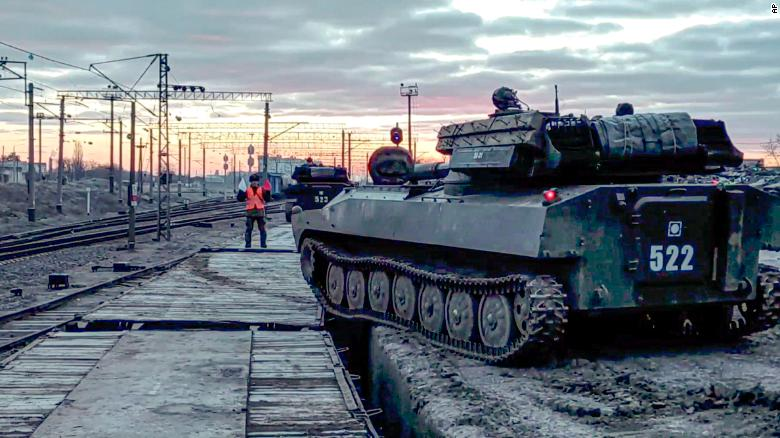 На этом фото, взятом из видео, предоставленного Минобороны России во вторник, российская бронетехника загружается на железнодорожные платформы после окончания военных учений.