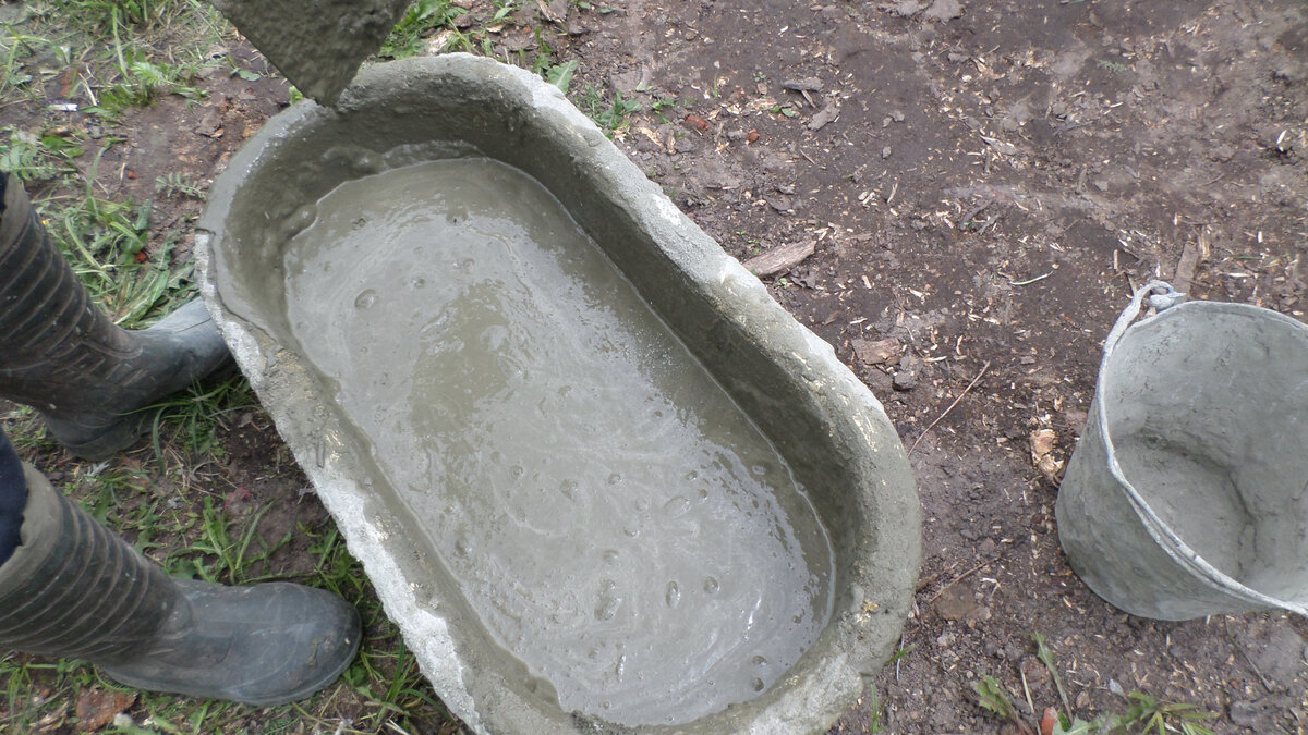 Замешивание раствора цемента.