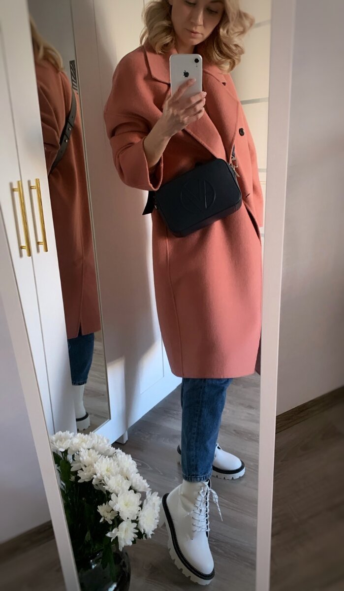 На мне джинсы и пальто MANGO, розовый джемпер, который мне связала мама. В этом образе розовое пальто можно заменить на голубое, светло-серое, мятное или светло-желтое, но в любом случае акцент — это именно белые ботинки. Образ смотрится свежо и по-весеннему именно благодаря им. Хочу обратить внимание на то, что сейчас наблюдается тенденция, когда цвет верхнего слоя и нижнего практически совпадает — розовое пальто и розовый джемпер, голубое пальто и голубой джемпер и так далее.