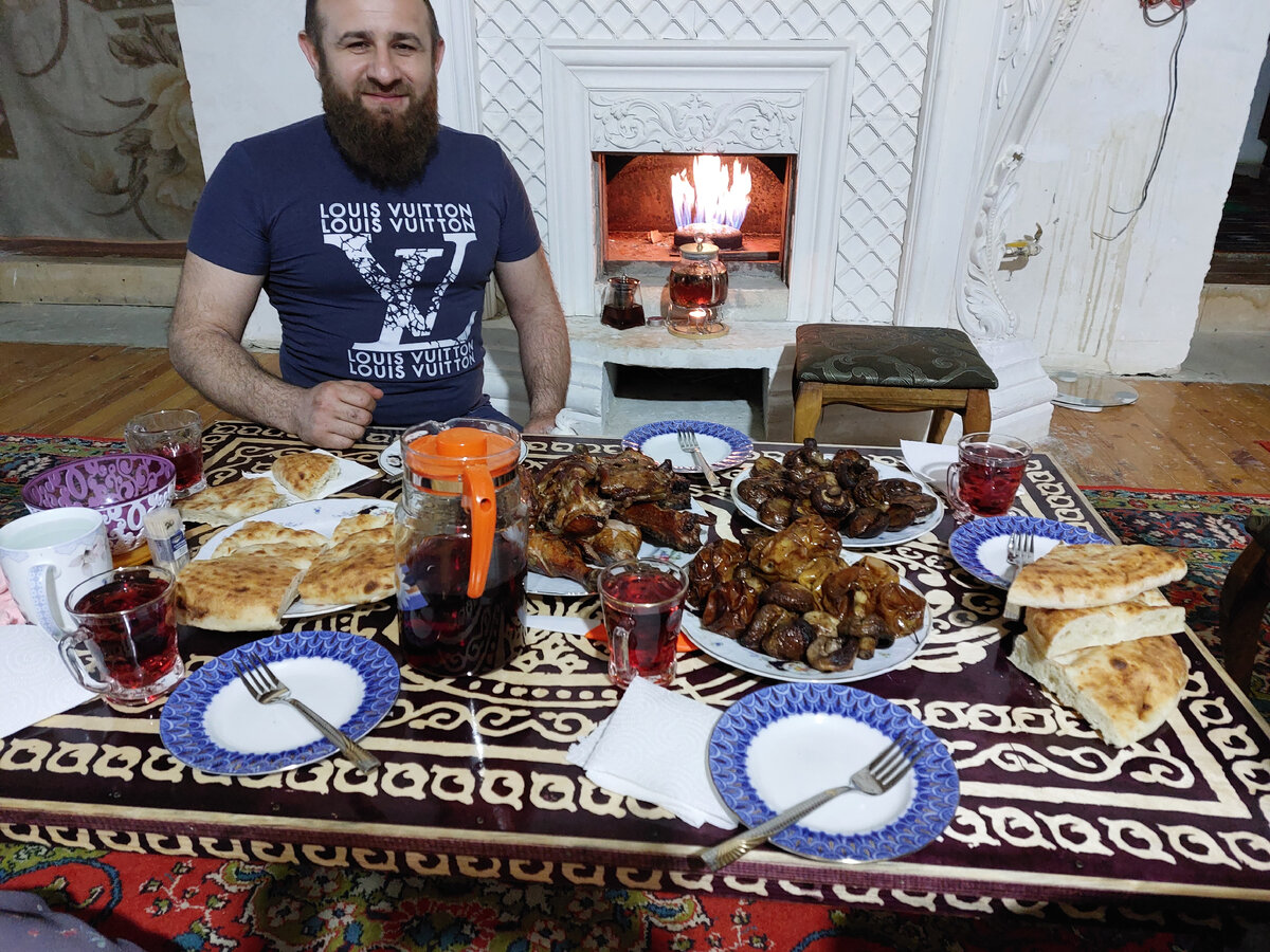 В гостях у Курбанали в Дагестане. Для нас приготовил подкопчённые курицу, с грибами и яблоками в тандыре.
