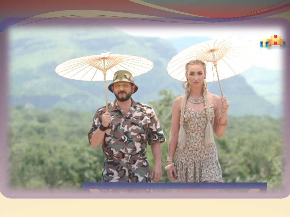 ведущие  шоу. Стоп кадр трансляции  в  моей  обработке