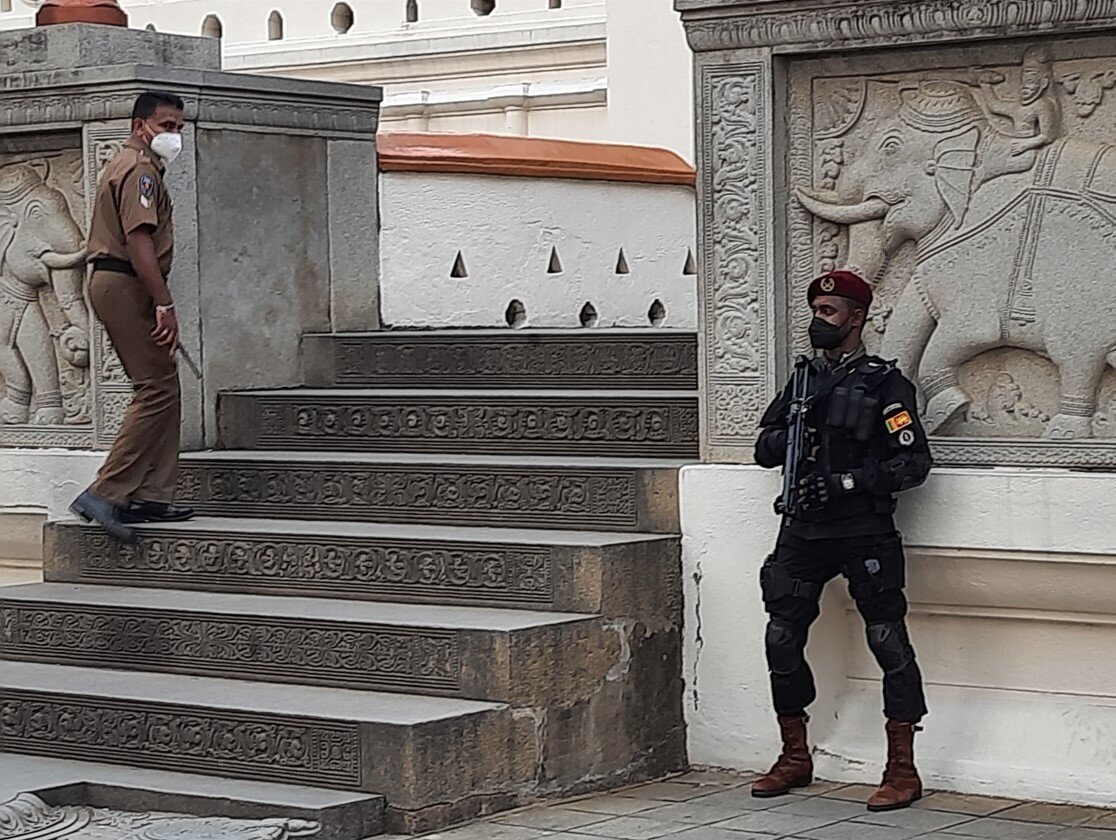 Охрана Храма Зуба Будды