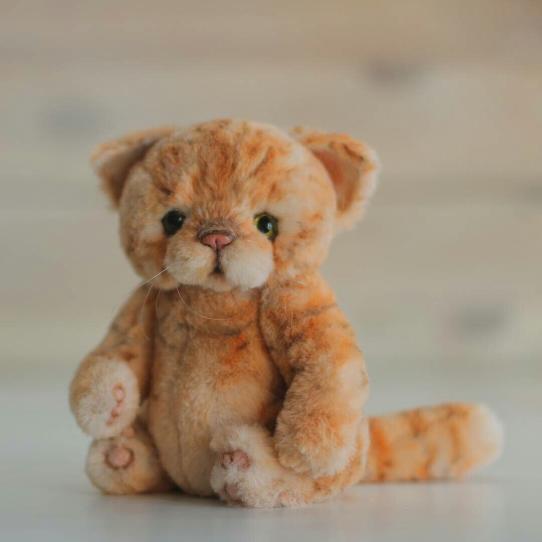 Предлагаем вам сшить котенка в технике Тедди, мягкого, плюшевого, с подвижными лапками и толстеньким пузиком)))