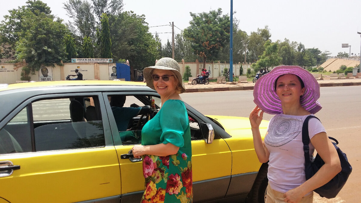 Ловим с Ириной такси. Бамако, Мали, 26.05.2017
