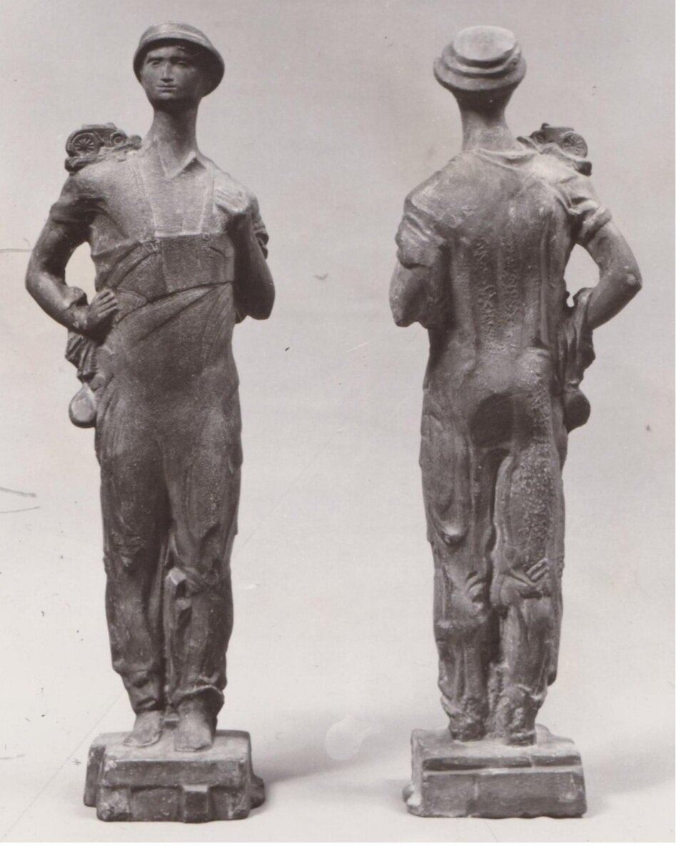 Самая известная работа — «Тракторист», 1930, гипс. На плече тракториста—трактор с участком вспаханнного поля.