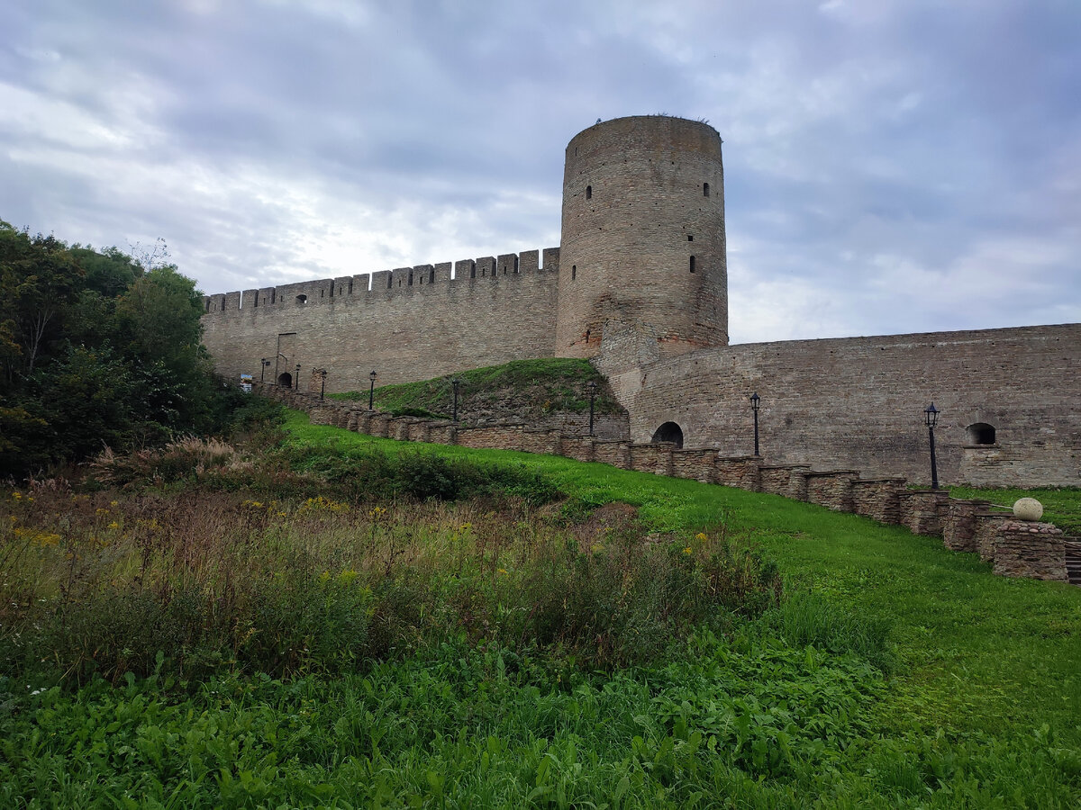 Город нарва и ивангород. Ивангород ленинградская область. Широкая башня ивангород. Ивангород санкт. Ивангород санкт.