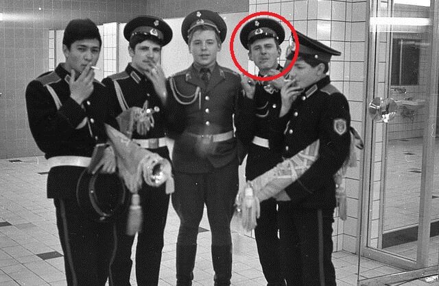 На фото, где мы уже  выпускники МВМШ, он выделен кружком. Я был валторнистом, он трубачом. На всех торжественных мероприятиях мы всегда в парадной форме, с аксельбантами-красавы! А запечатлены, если не изменяет память, в туалете Кремлевского Дворца съездов.