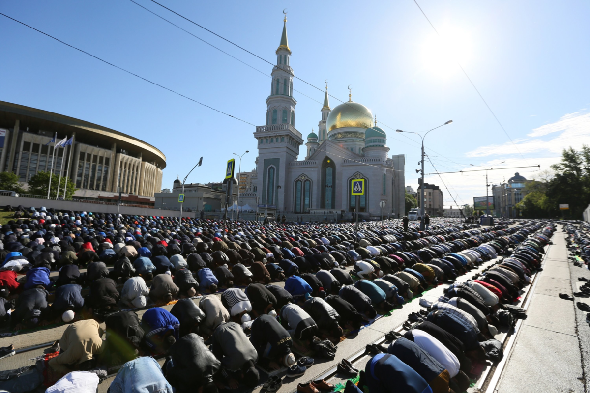 Москва мусульмане. Ураза байрам мечеть проспект мира. Проспект мира мечеть намаз. Мусульманская мечеть в Москве проспект мира. Ураза байрам Москва мусульмане.