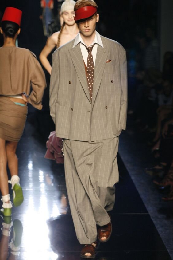 Точно такую модель брюк (или юбки?) Готье показал в 1984 году, а затем повторил в юбилейной коллекции 2007 года (на фото - именно она)