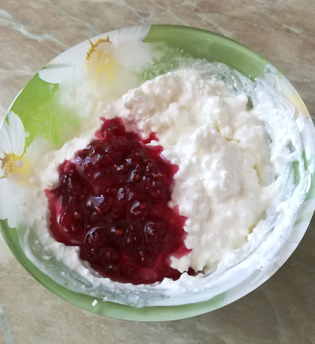 Творог с малиновым вареньем