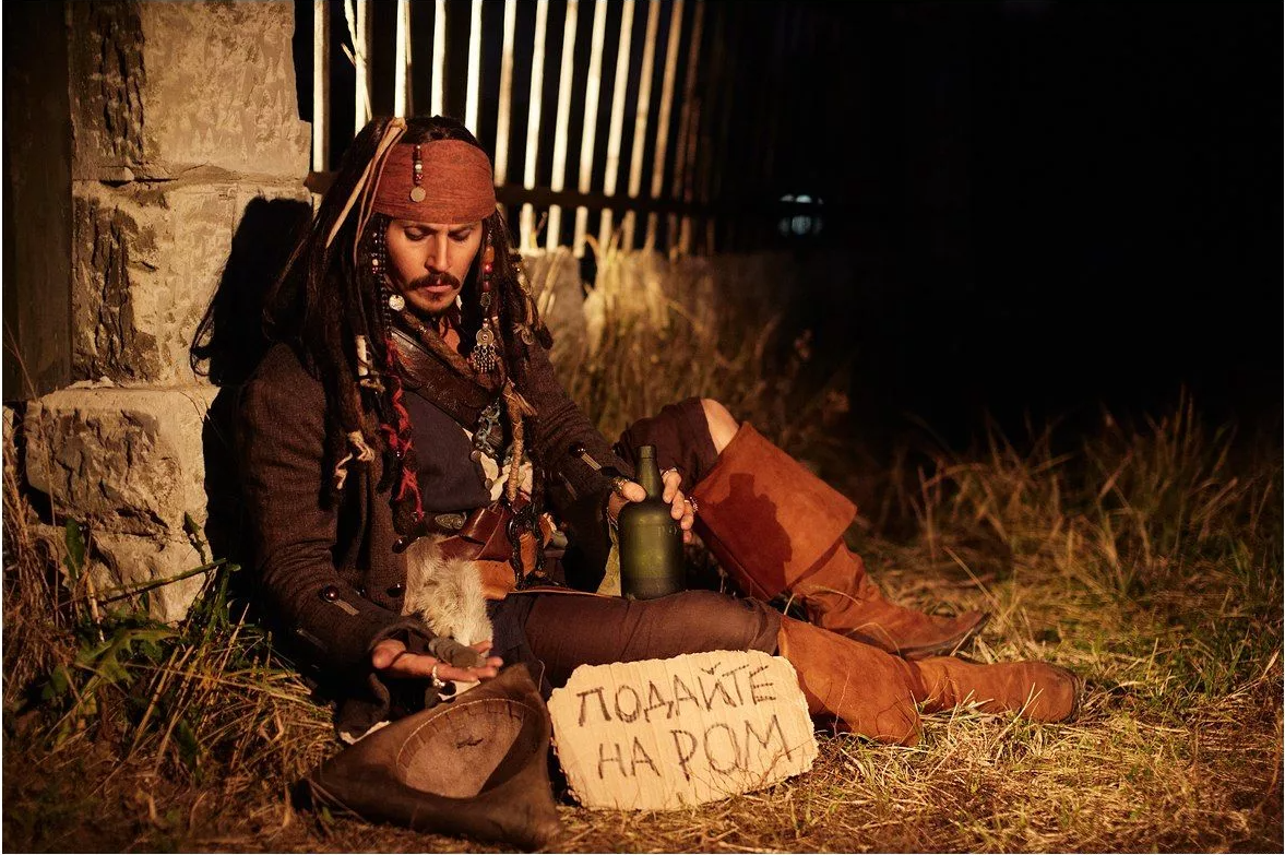 Капитан Джек Воробей с ромом. Пираты Карибского моря Ром бутылка. Джек Воробей пьет Ром. Пираты пьют ром