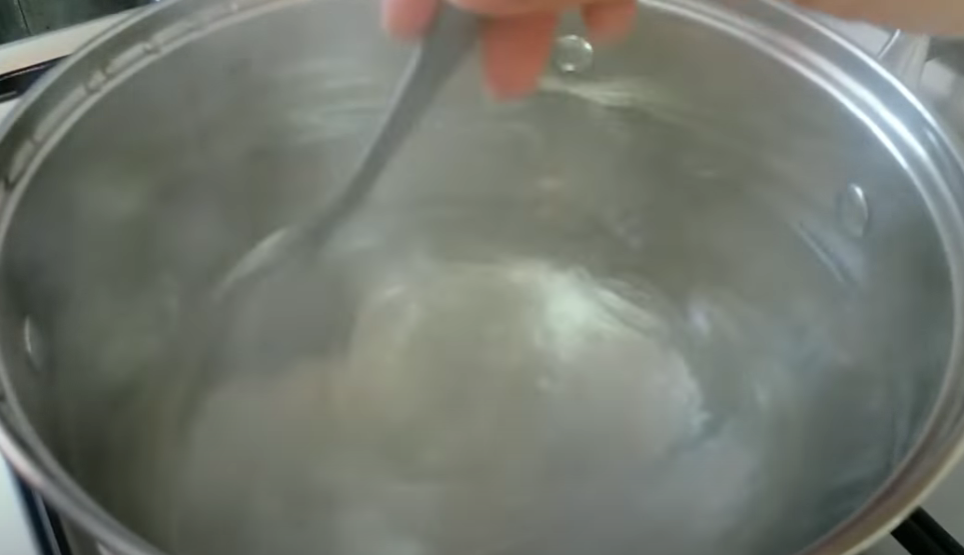 Нам понадобятся всего три ингредиента: Яйцо Вода Соль Начнем с того, что поставим на плиту кастрюлю с водой. Когда вода закипит, то мы ее посолим. Рекомендую после этого сразу убавить кипение воды.-2